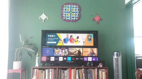a flat screen tv sitting on top of a book shelf at residencia Casa del Roble 2 in Cuernavaca