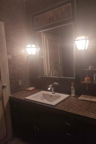 a bathroom with a sink and a large mirror at residencia Casa del Roble 2 in Cuernavaca