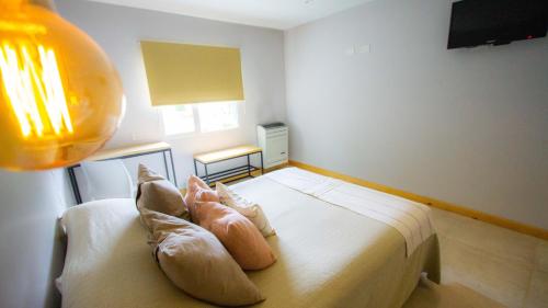 a small bedroom with a bed with twoinylinylinylinylinylinylinylinyl at Apart Hotel Jardín in El Calafate
