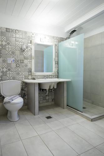 Ένα μπάνιο στο Rouda Bay Beach Hotel