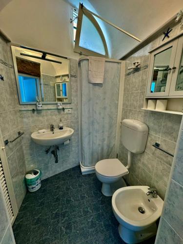 a bathroom with a toilet and a sink at la Chiglia in Riomaggiore