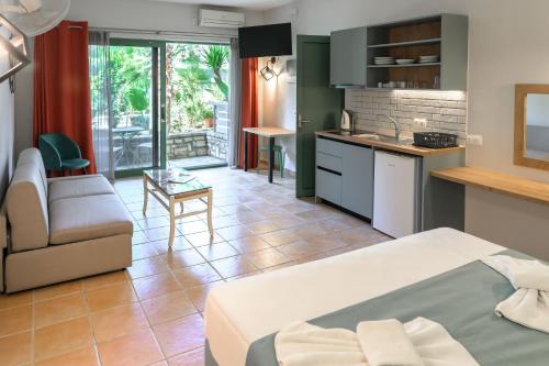 Kuchyň nebo kuchyňský kout v ubytování Rouda Bay Beach Hotel