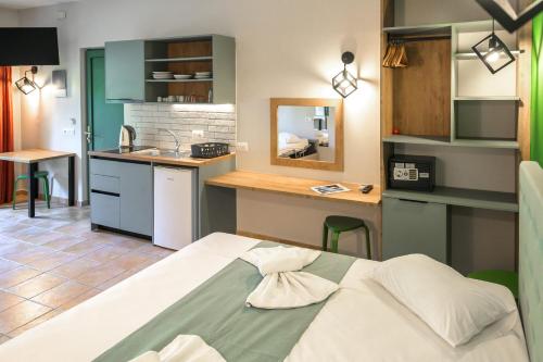 Η κουζίνα ή μικρή κουζίνα στο Rouda Bay Beach Hotel