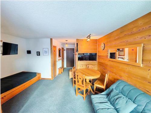 un salon avec un canapé et une table dans l'établissement Résidence Armoise - 2 pièces 28m² aux Menuires MAE-4914, aux Menuires