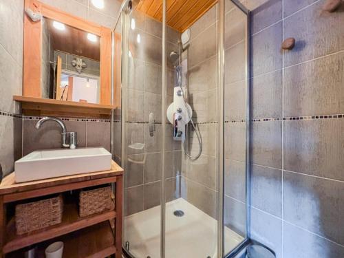 une salle de bain avec douche et lavabo dans l'établissement Résidence Armoise - 2 pièces 28m² aux Menuires MAE-4914, aux Menuires