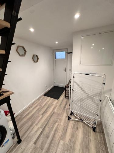 una stanza con un tapis roulant e una stanza con una porta di Les grumeaux Colmar Est a Horbourg