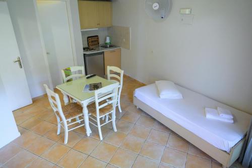 Η κουζίνα ή μικρή κουζίνα στο Rouda Bay Beach Hotel