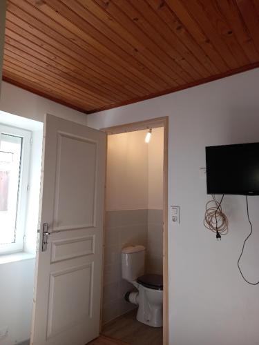 La salle de bains est pourvue de toilettes et d'une télévision à écran plat. dans l'établissement Appartement St Jacques, à Saint-Gervais-sur-Mare