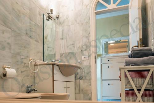 Ένα μπάνιο στο Apartamentos Lago Oceanfront with Los Gigantes and La Gomera Views