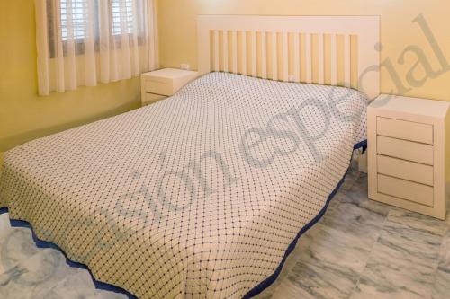 Ένα ή περισσότερα κρεβάτια σε δωμάτιο στο Apartamentos Lago Oceanfront with Los Gigantes and La Gomera Views