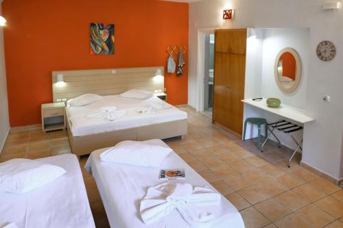 Ένα ή περισσότερα κρεβάτια σε δωμάτιο στο Rouda Bay Beach Hotel