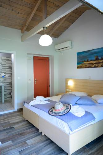 Ένα ή περισσότερα κρεβάτια σε δωμάτιο στο Rouda Bay Beach Hotel