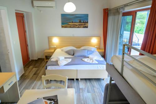 Ένα ή περισσότερα κρεβάτια σε δωμάτιο στο Rouda Bay Beach Hotel