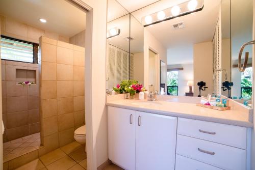 Bilik mandi di Wailea Ekahi 17D · WEK 17D Wailea Retreat w Ocean View Pool AC