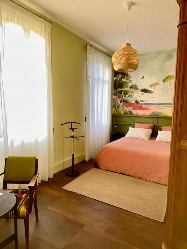 une chambre avec un lit et un tableau au mur dans l'établissement T2 standing de La tour jayan, à Agen