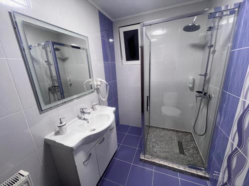 Ένα μπάνιο στο Helix Apartaments