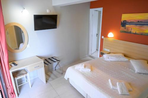 Ένα ή περισσότερα κρεβάτια σε δωμάτιο στο Rouda Bay Beach Hotel