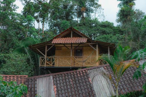 a small wooden house on top of a fence at Finca Las Palmas Ecolodge in Puyo