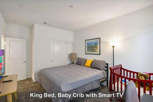 Ένα ή περισσότερα κρεβάτια σε δωμάτιο στο Entire Private 4-BR, Mountain Edge, New House, Ranch, Gated Yard, Available Now