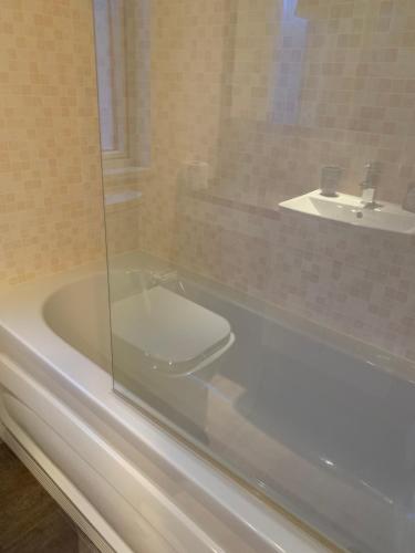 a bathroom with a tub with a toilet and a sink at luxury 2 bed lodge sleeps up to 6, free parking, Wi-Fi, E3 Whitehouse leisure park towyn in Kinmel Bay