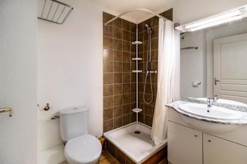 une salle de bain avec toilettes, douche et lavabo dans l'établissement Les Chalets De Bois MÉan - A - Bel appartement rénové sur les Orres 1800 MAE-6581, aux Orres