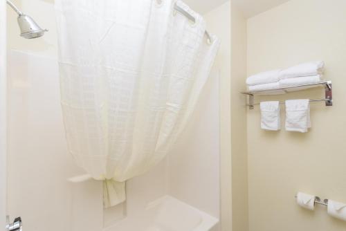 Vannituba majutusasutuses Best Western Concord Inn and Suites
