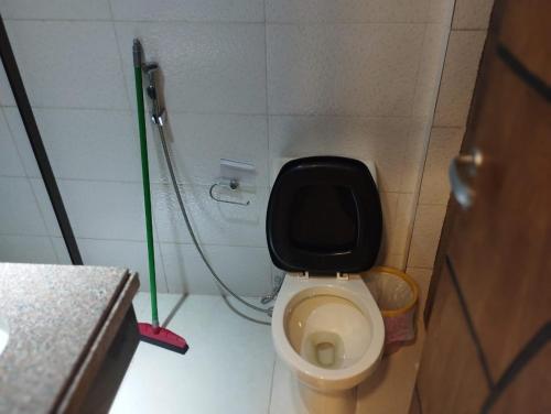 a small bathroom with a toilet with a hose at Departamento 41 con 2 habitaciones in Ciudad del Este
