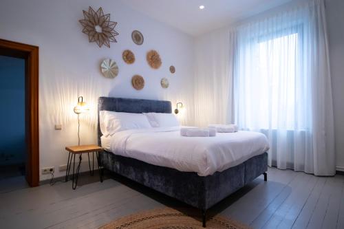 a bedroom with a large bed and a window at Domaine du Rondia - Chambres d'hôtes et Wellness in Wanze