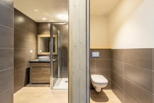 une salle de bain avec toilettes et douche dans l'établissement Résidence Le Ridge - RIDGE 312 MAE-7761, à Arc 1600