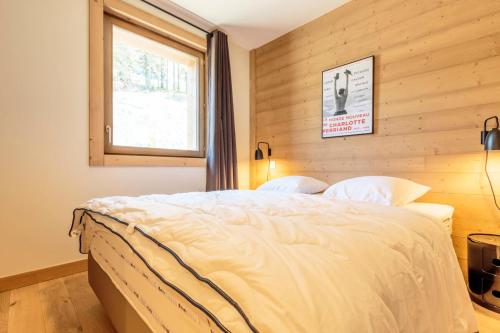 une chambre avec un grand lit avec une fenêtre dans l'établissement Résidence Le Ridge - RIDGE 312 MAE-7761, à Arc 1600
