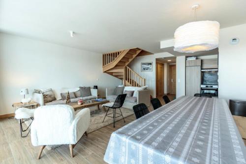 Cette chambre comprend un grand lit et un salon. dans l'établissement Résidence Le Ridge - RIDGE 307 MAE-7781, à Arc 1600