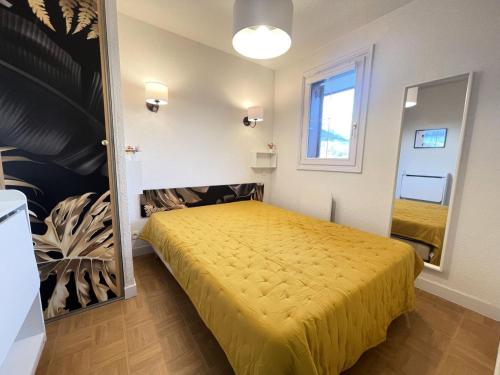 - une chambre avec un lit jaune dans l'établissement Les Chalets Des Evettes - Appartement six personnes, résidence avec piscine au pied des pistes MAE-1841, à Flumet