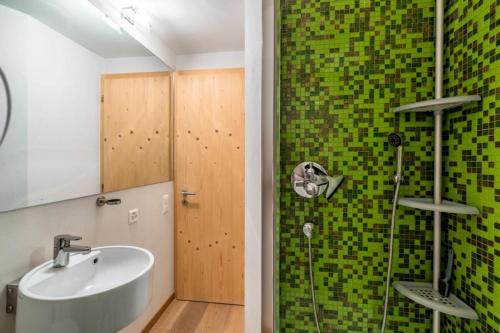 un bagno con lavandino e doccia di La Gemma a Celerina