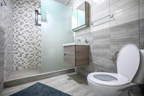 a bathroom with a toilet and a sink at Apartament Azer Eforie Nord in Eforie