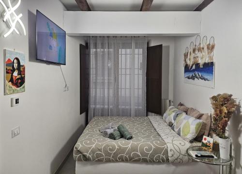 a small bedroom with a bed in a room at Monnalisa House - Imola Centro Storico - Appartamento Indipendente in Imola