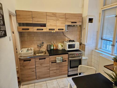 Kuchyň nebo kuchyňský kout v ubytování Downtown Gem Rooms