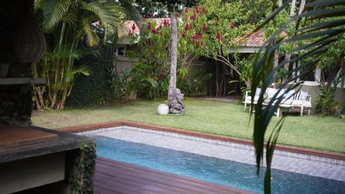 a swimming pool in the yard of a house at Casa Kokoro in Pipa