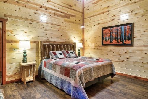 Ένα ή περισσότερα κρεβάτια σε δωμάτιο στο Doublehead Lodge