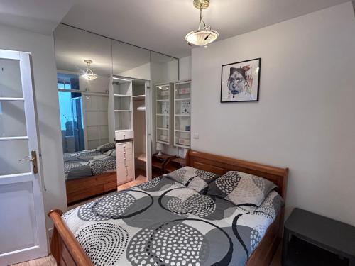 une chambre avec deux lits et un miroir dans l'établissement Charmant appartement 45m2 Trocadero, à Paris