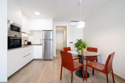 Η κουζίνα ή μικρή κουζίνα στο Beach and golf at modern apartment