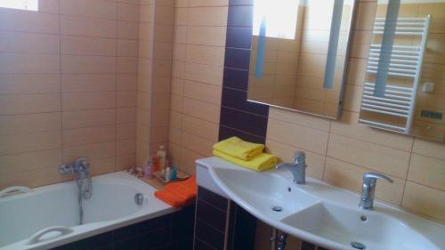 y baño con bañera, lavamanos y bañera. en Holiday Home U Fišerů en Kašperské Hory