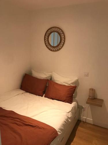 une chambre avec un lit avec un miroir au mur dans l'établissement Lyon - Berges du Rhône, à Lyon