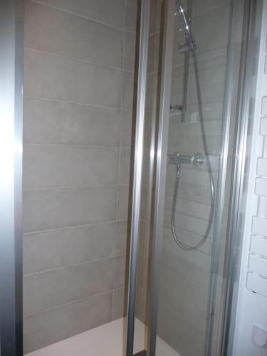 une douche avec une porte vitrée dans une salle de bain dans l'établissement Lyon - Berges du Rhône, à Lyon