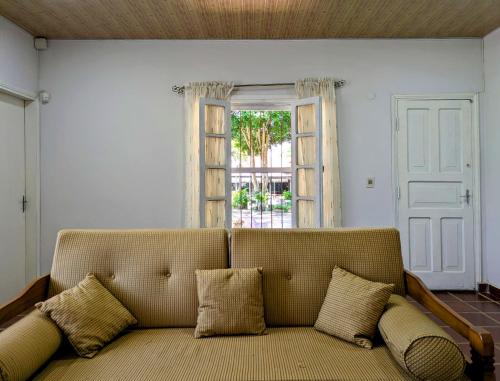 a couch in a living room with a window at Un Oasis Natural a Minutos de Asunción in Luque