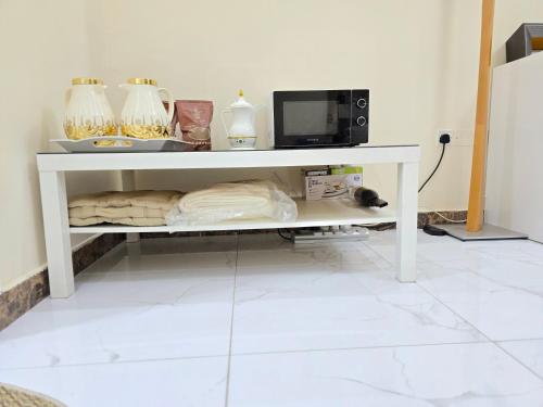 Μια τηλεόραση ή/και κέντρο ψυχαγωγίας στο Elegant Room in Luxury Villa