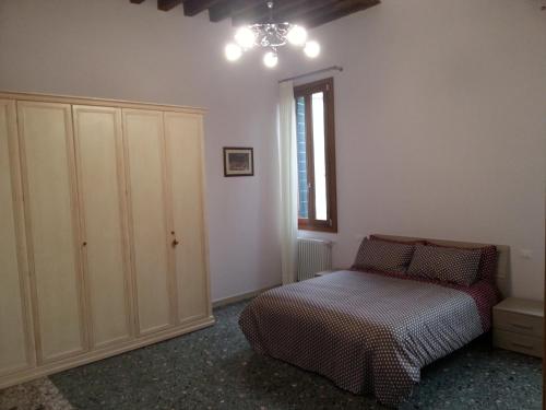 1 dormitorio con 1 cama, armario y ventana en Venice House, en Venecia