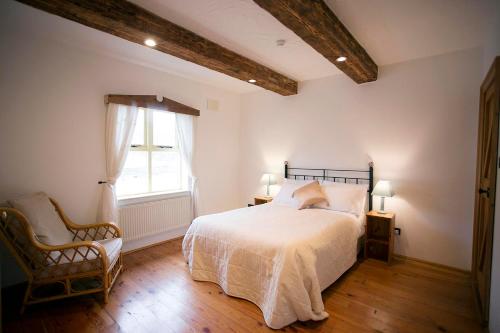 Säng eller sängar i ett rum på Rose Cottage