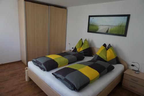1 Schlafzimmer mit 2 Betten mit gelben und schwarzen Kissen in der Unterkunft Ferienwohnung Mohr in Sankt Michael im Lungau