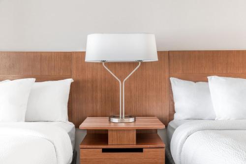 Кровать или кровати в номере Fairfield Inn & Suites by Marriott Martinsburg