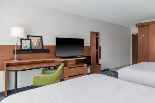 Телевизор и/или развлекательный центр в Fairfield Inn & Suites by Marriott Martinsburg